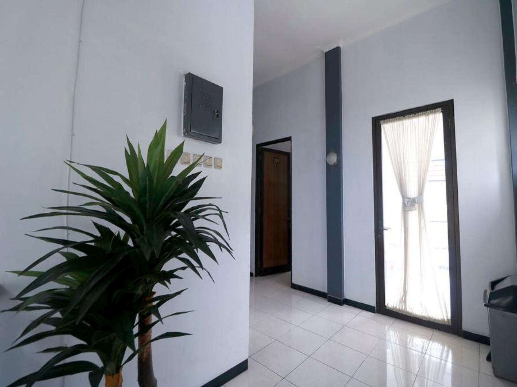 Reddoorz Plus Near Undip Tembalang Hotel Semarang Exterior foto